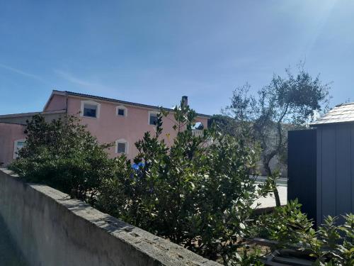 Το κτήριο όπου στεγάζεται  το διαμέρισμα