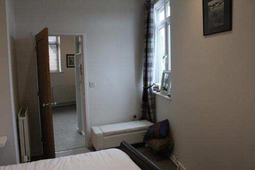 登比的住宿－Vale View，一间卧室设有一张床、一个卫生间和一个窗口