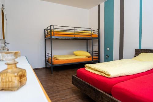 カッセルにあるArt City Studio Kassel 6/9の二段ベッド2台とテーブルが備わる客室です。