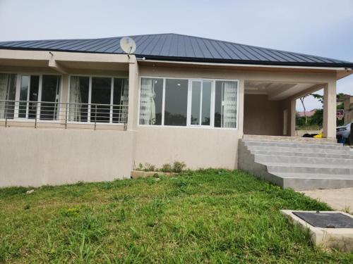 una casa con un tetto solare sopra di essa di 3 Bedroom Serene home In Kwahu 