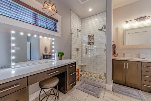 een badkamer met een wastafel en een douche met een spiegel bij Mojo's Dojo in McKinleyville