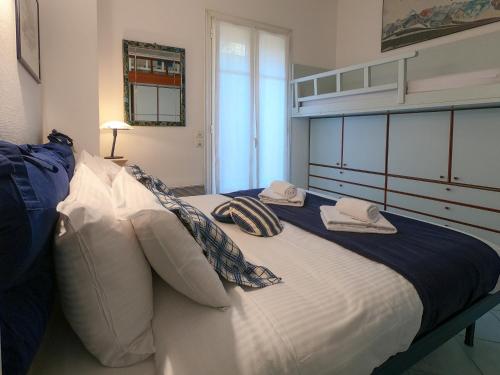 una camera da letto con un grande letto con due cuscini di Le Marie Jeanne 6 Pers Giardino WiFi Vista Mare a Villefranche-sur-Mer