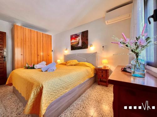 ベニッサにあるVH CostaBlanca - CABANILLASのベッドルーム1室(ベッド1台、花瓶付)