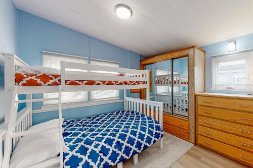 Schlafzimmer mit Etagenbett und blauen Wänden in der Unterkunft Assateague Pointe ---12401 Windlass Way in Berlin