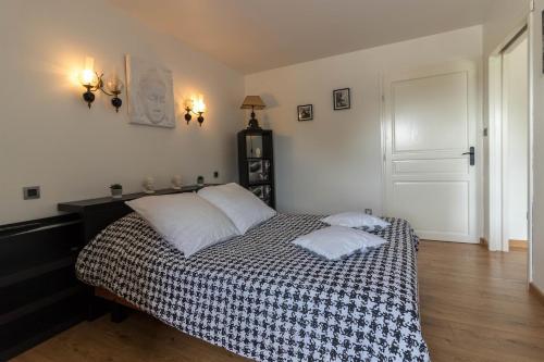 a bedroom with a bed with two pillows on it at Le gîte du Moulin in Lagardelle-sur-Lèze