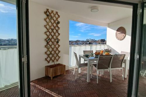 d'une salle à manger avec une table et des chaises sur un balcon. dans l'établissement T4 classé 3 étoiles, centre, au calme, parkings, à Biarritz
