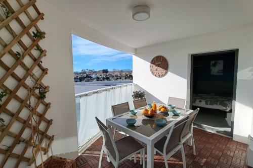 une salle à manger avec une table et des chaises et un balcon dans l'établissement T4 classé 3 étoiles, centre, au calme, parkings, à Biarritz