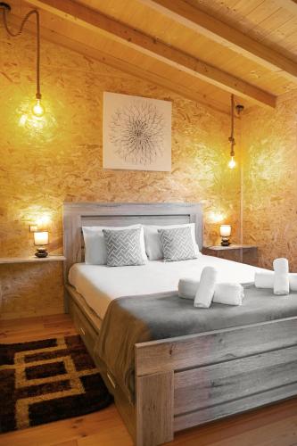 a bedroom with a large bed in a room at Rural Cottage in Alfeizerão