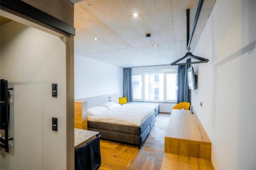 a bedroom with a bed and a table in a room at Bergparadies - inklusive Eintritt in die Alpentherme in Dorfgastein
