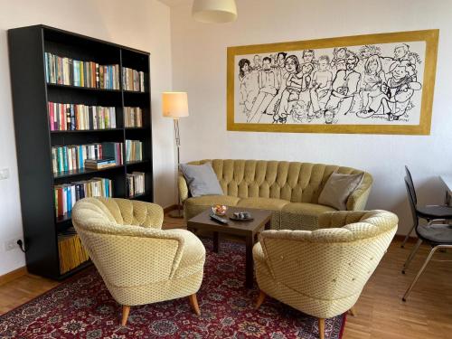 sala de estar con sofá, 2 sillas y mesa en Hostel Stralsund en Stralsund