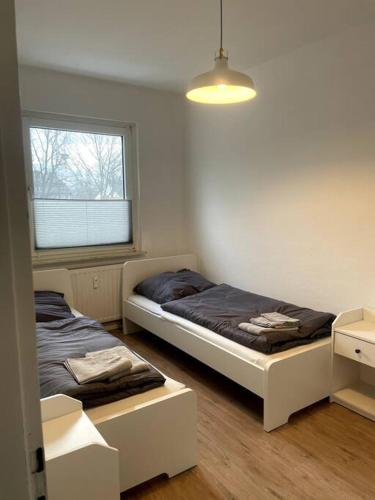 a bedroom with two beds and a window at Zentral wohnen in ruhiger Lage! MA2R in Essen