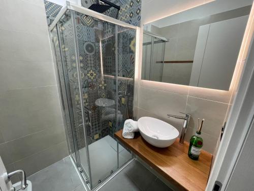 ein Bad mit einem Waschbecken und einer Dusche in der Unterkunft Tresino Rooms in Agropoli