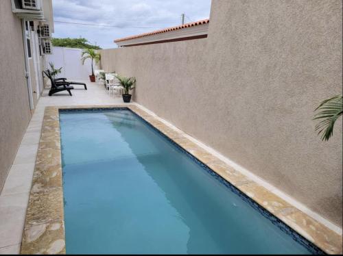 Kolam renang di atau dekat dengan Remarkable 1-Bed Apartment in Noord