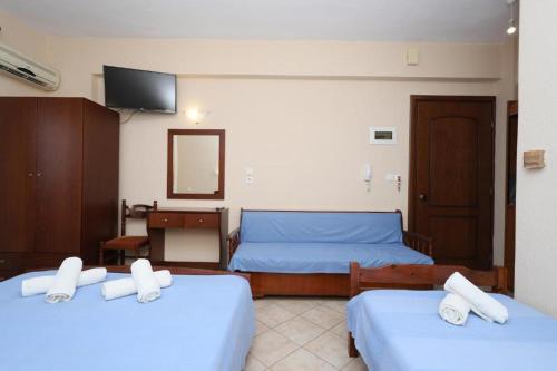 a hotel room with two beds and a television at Villa Le Chocolate in Vrasná