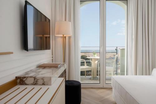 Una cama o camas en una habitación de Hotel De Londres