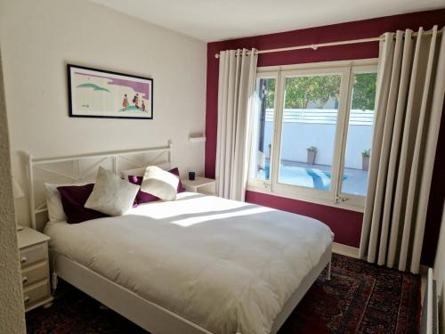 una camera con un grande letto e una finestra di Villa Casa Cis a Calella de Palafrugell