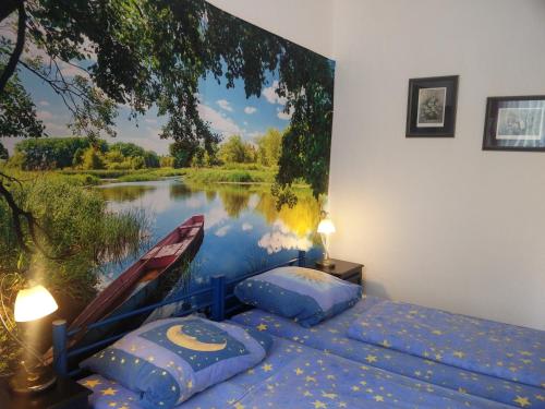 um quarto com uma pintura de um rio e uma cama em Ferienwohnung Zur Weißen Taube em Dobbertin