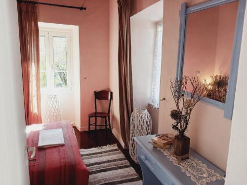 um quarto com uma mesa, um espelho e uma cadeira em Fairytale em Boïkátika