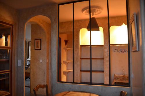 - un miroir dans la salle à manger avec une table dans l'établissement Portman cosy, à Toulon