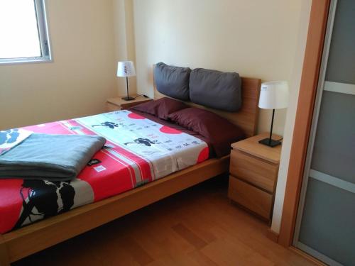 una camera con un letto e una lampada su un tavolo di LUXURY FLAT, 3 BEDROOMS, 2 BATHROOMS AND SWIMMING POOL NEXT TO THE BEACH!! a Barcellona