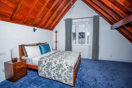 a bedroom with a bed and a window at Willows Cottage - Little England Cottages in Nuwara Eliya