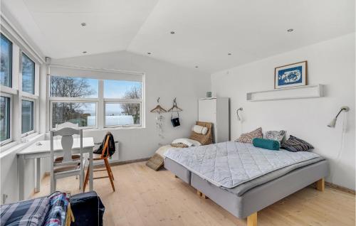 1 dormitorio con cama, escritorio y ventana en Awesome Home In Kirke Hyllinge With House Sea View, en Kirke-Hyllinge
