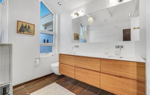 y baño con lavabo y aseo. en Awesome Home In Kirke Hyllinge With House Sea View, en Kirke-Hyllinge