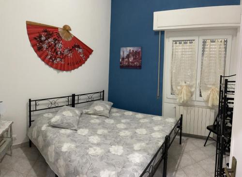 1 dormitorio con cama y pared azul en Appartamento Marina, en Finale Ligure