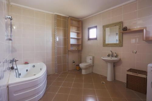 特拉布宗的住宿－Çağlar Villası，带浴缸、卫生间和盥洗盆的浴室
