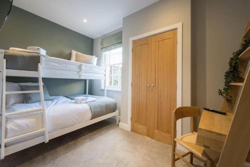 מיטה או מיטות קומותיים בחדר ב-The Lettered Board Apartments