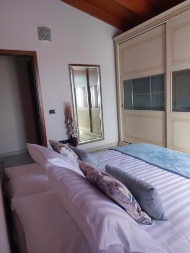 Elizabeth's House في ميراندولا: غرفة نوم بسرير كبير عليها مخدات
