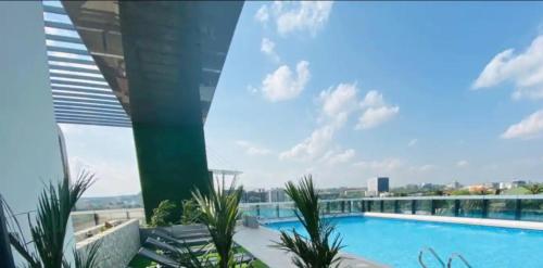 阿克拉的住宿－Luxury 2 Bedroom Apartment with Huge Balcony , Pool, Gym at Tribute House，享有大楼顶部游泳池的景色