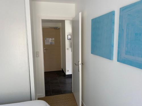 a room with a hallway with a door and a painting at Pause Detente Sur La Port Du Bourget Du Lac in Le Bourget-du-Lac