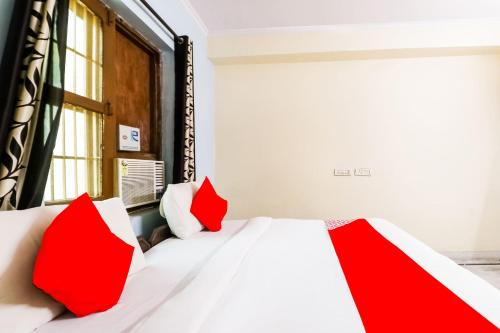 Postel nebo postele na pokoji v ubytování Hotel O Maurya Residency