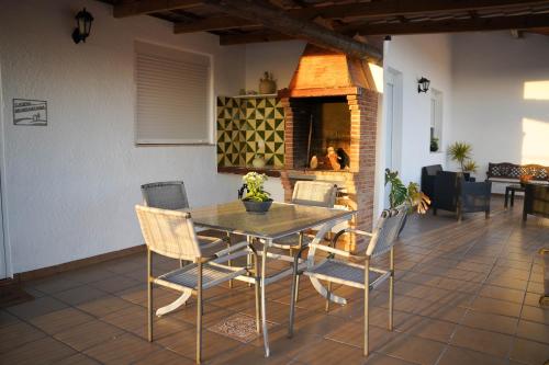 a dining room with a table and chairs at Caseta Montanyana in Deltebre