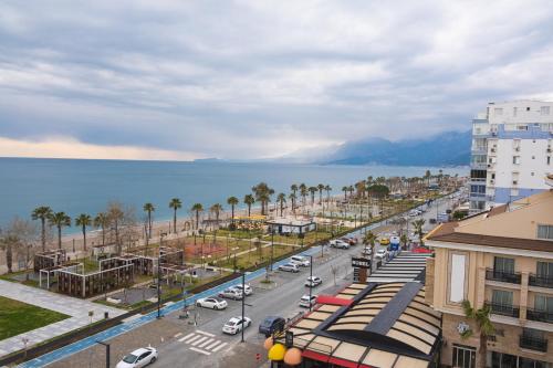 eine Luftansicht einer Stadt mit Meerblick in der Unterkunft ONLY ONE Suites & Residences in Antalya
