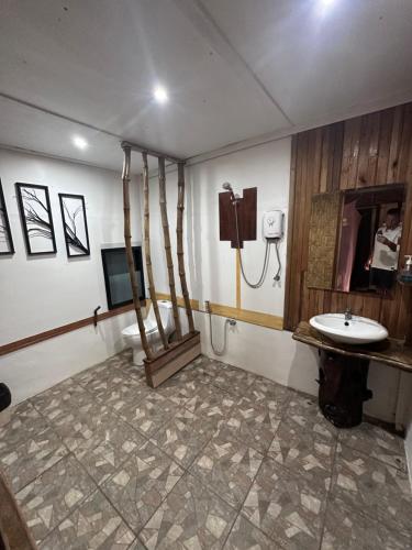 uma casa de banho com um lavatório, um WC e uma televisão em Koh Mook Mountain view em Ko Mook