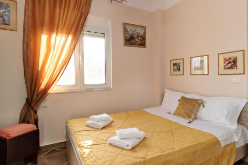 a bedroom with a bed with two towels on it at El-Ni-Noe in Chorafakia