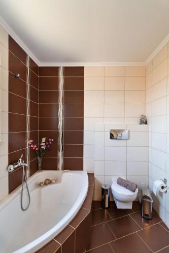 a bathroom with a tub and a toilet at El-Ni-Noe in Chorafakia