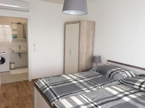 1 dormitorio con 1 cama y cocina en Vienna Belvedere und Hauptbahnhof Apartment en Viena