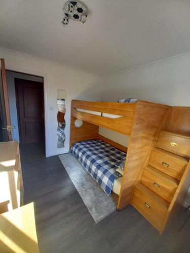 een slaapkamer met een houten stapelbed in een kamer bij Holiday Home Schwabenhaus in Kirkcaldy