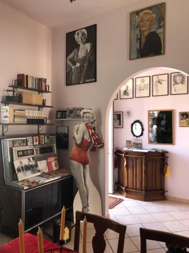 B&B MARILYN في رافينا: تمثال لامرأة على جدار في الغرفة