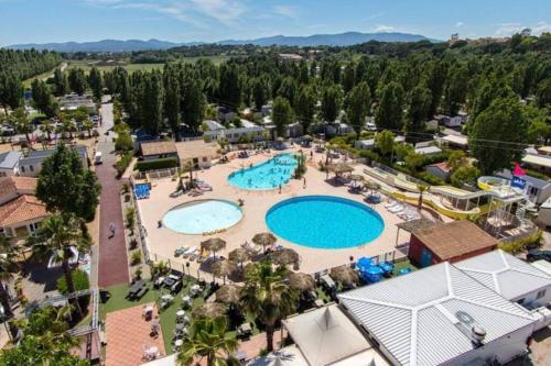 widok na basen w ośrodku w obiekcie Le Moorea Mobilhome Camping le Montourey 4 étoiles w Fréjus