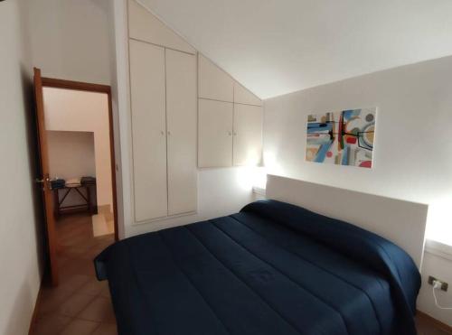 Schlafzimmer mit einem blauen Bett und weißen Schränken in der Unterkunft Santa Caterina in Brindisi