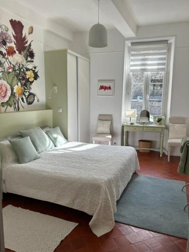una camera con un grande letto e un tavolo di Apartment Pont Romain a Vaison-la-Romaine