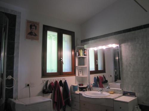 La salle de bains est pourvue d'un lavabo, d'un miroir et d'une baignoire. dans l'établissement Villa confort, vue d'exeption, montagne, jardin, à Crest
