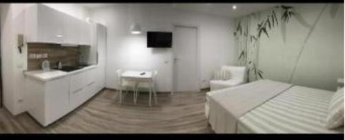 um quarto branco com uma cama e um lavatório em Appartamento il Torchio em Lecco