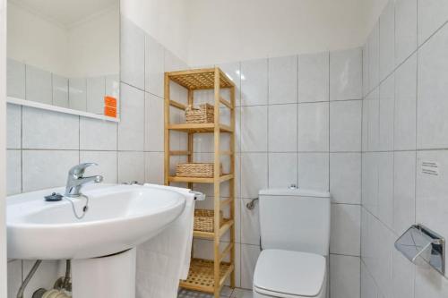 een witte badkamer met een wastafel en een toilet bij Villas Guzman - Beniali in Moraira