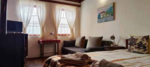 Ένα ή περισσότερα κρεβάτια σε δωμάτιο στο Chardaka Guest House