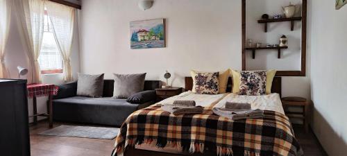 Ένα ή περισσότερα κρεβάτια σε δωμάτιο στο Chardaka Guest House